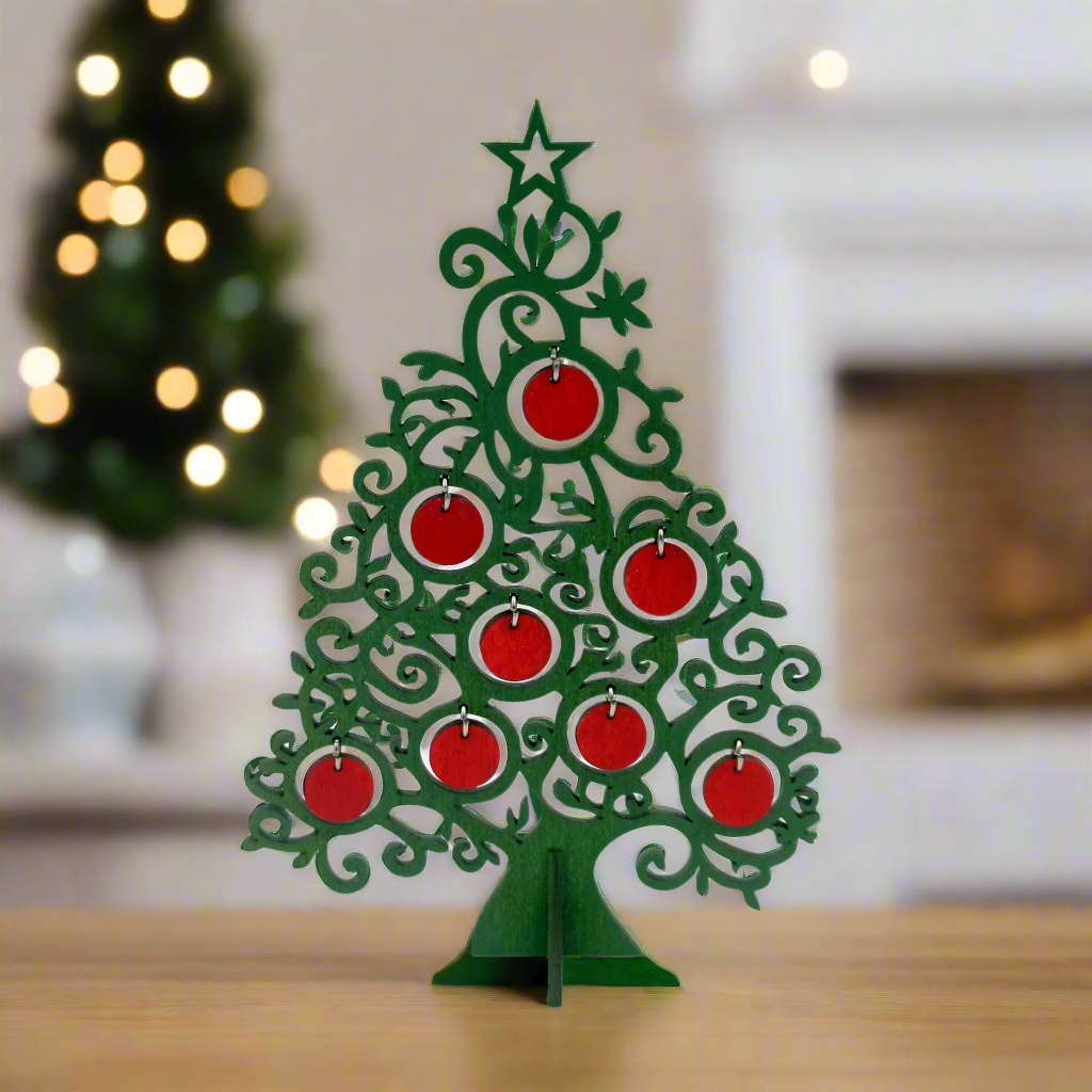 Ξύλινο Χριστουγεννιάτικο Δέντρο με Κρεμαστά Διακοσμητικά